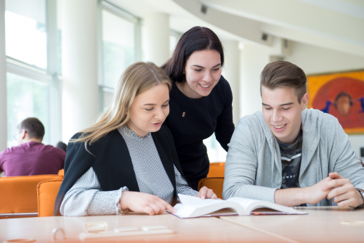 Mokėti tik anglų kalbą šiandien neužtenka