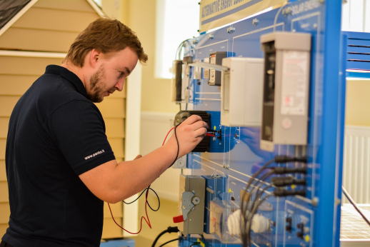 Studentų laukia nauja studijų programa Elektromechanika