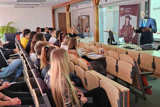 Lietuvos verslo kolegijoje vedamas JAV profesoriaus kursas studentams Lietuvos verslo kolegijoje vedamas JAV profesoriaus kursas studentams