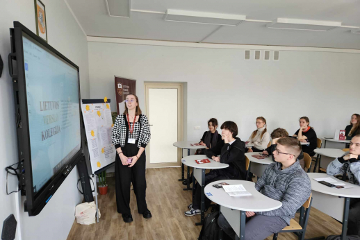 Lietuvos verslo kolegijos komanda lankėsi Klaipėdos Žaliakalnio gimnazijoje