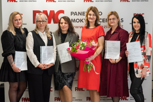 Kelias į profesinę sėkmę: absolventės švenčia diplomų įteikimą