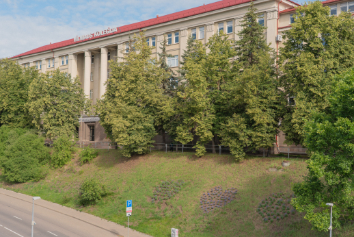 Vilniaus kolegijos dovana sostinei – žydinčios širdys Neries krantinėje