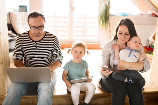 Išmokos už auklių prižiūrimus vaikus – ir studijuojantiems tėvams