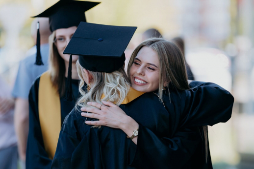 Diplomas kišenėje, o kas toliau? Atsakymas - tūkstančiams jaunuolių